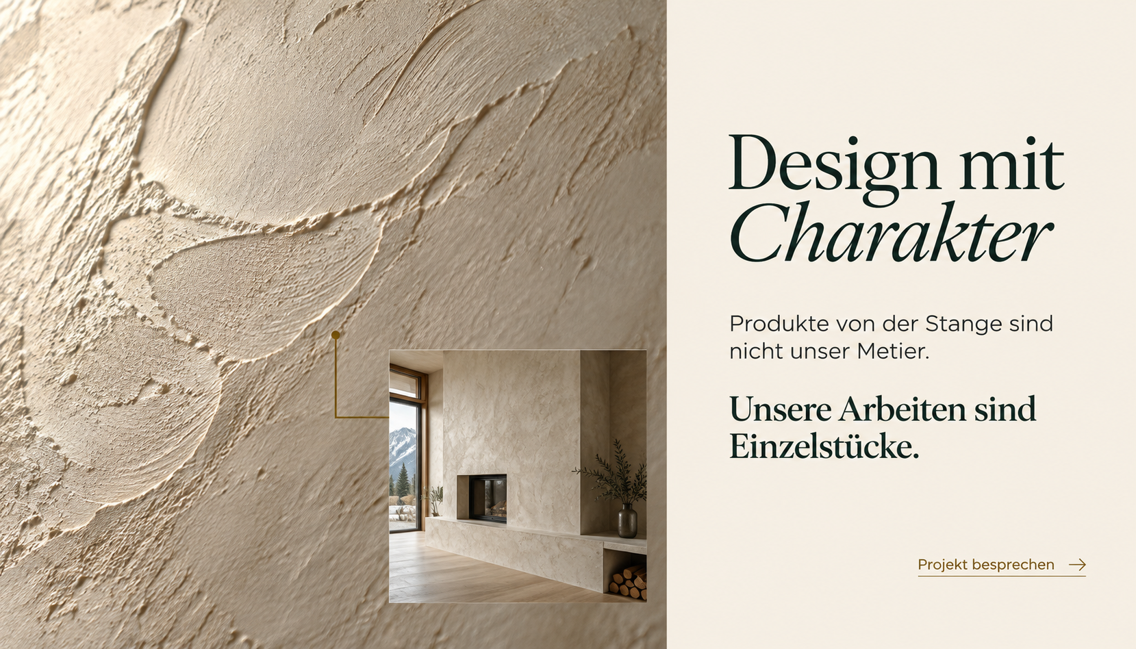 Handmodellierter heller Strukturputz im Detail, mit einem Einblick in einen Wohnraum mit individuell gestalteter Kaminwand.
